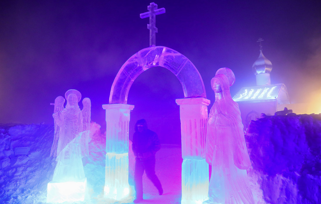 Подготовка к крещенским купаниям в Якутске