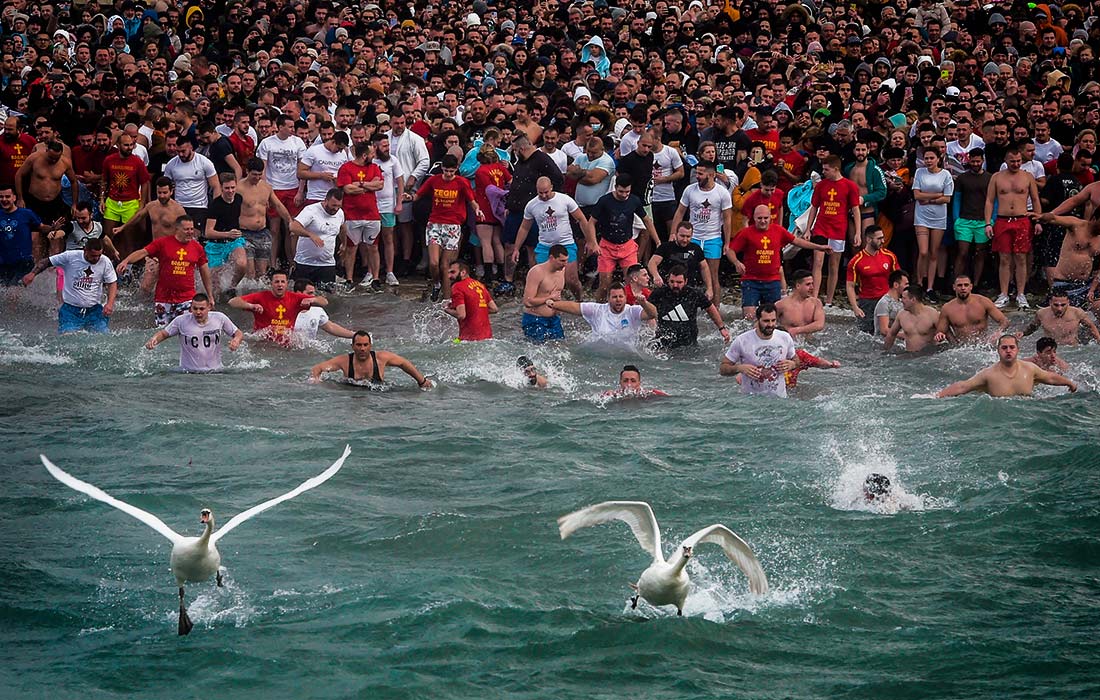 Крещение в Охридском озере в Македонии