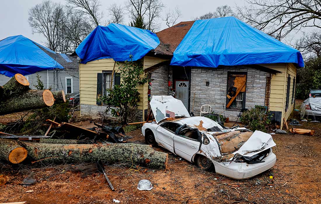Последствия торнадо в городе Гриффин американского штата Джорджия