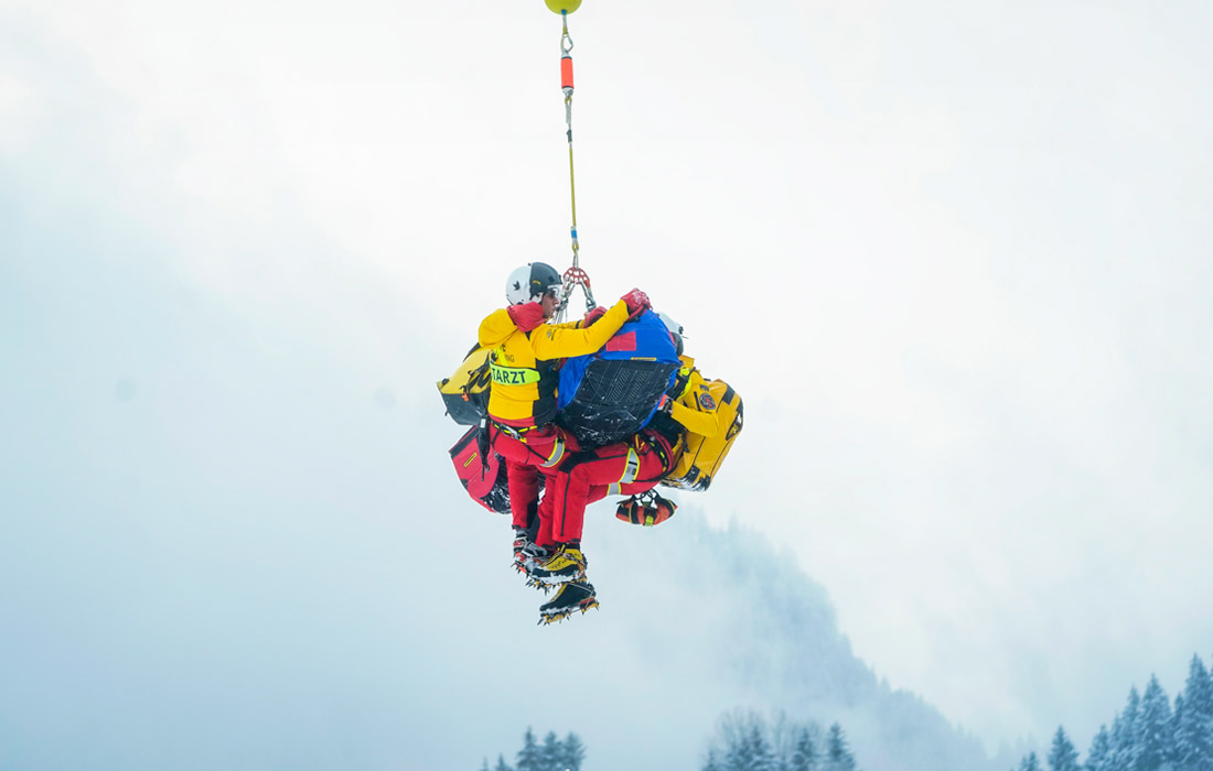 Спасательная операция на этапе Кубка мира по горнолыжному спорту в Китцбюэле (Австрия)