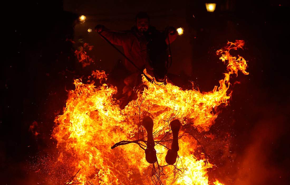 Фестиваль "Лас Луминариас" в испанской деревне Сан-Бартоломе-де-Пинарес