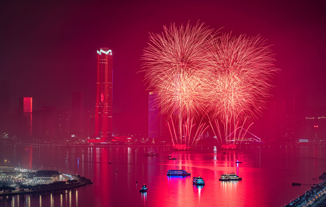 Фейерверк в честь Праздника весны в китайском Чжухае