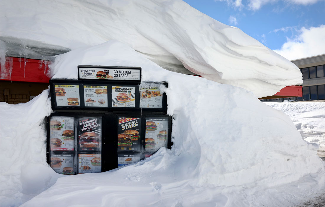 Последствия сильного снегопада в Маммот-Лейкс, Калифорния