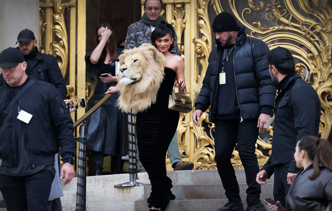 Модель Кайли Дженнер перед показом коллекции Schiaparelli на Неделе высокой моды в Париже