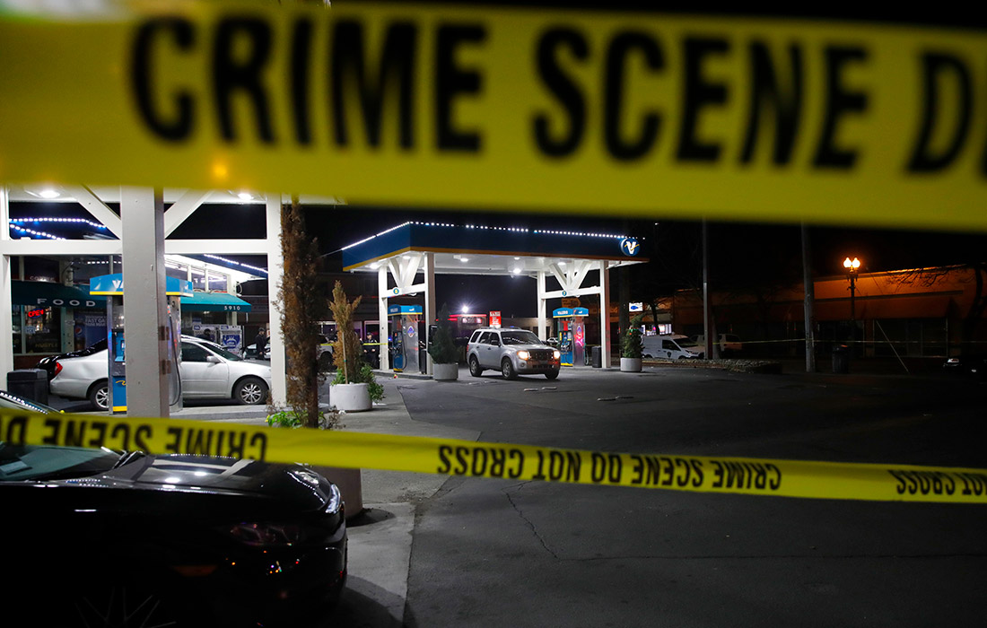 По меньшей мере один человек погиб в результате перестрелки на заправке в Окленде, Калифорния