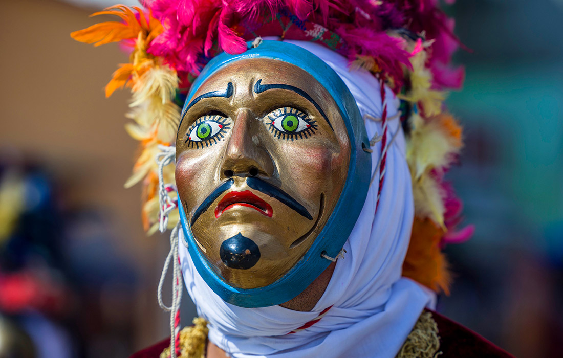 Представитель коренного населения Гватемалы во время традиционного танца Рабинала Ачи в Рабинале