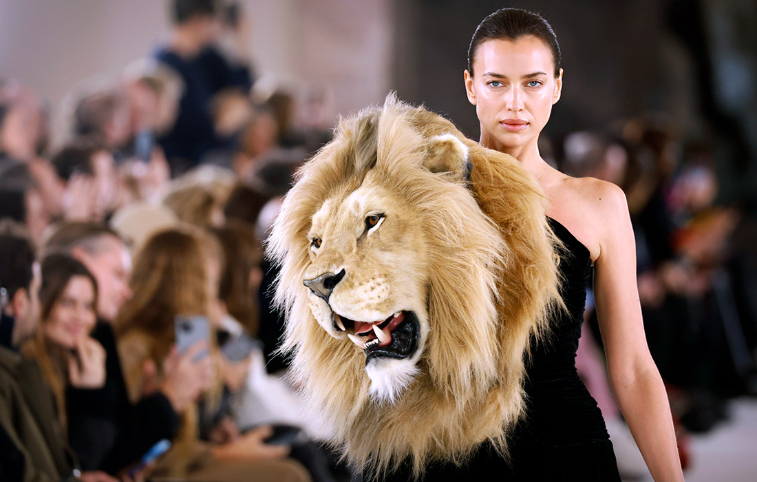 Выход Ирины Шейк в платье с головой льва от Schiaparelli