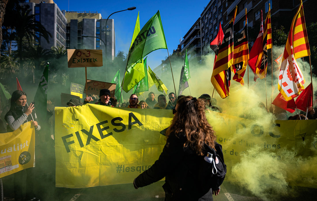 В Барселоне продолжаются забастовки работников образования