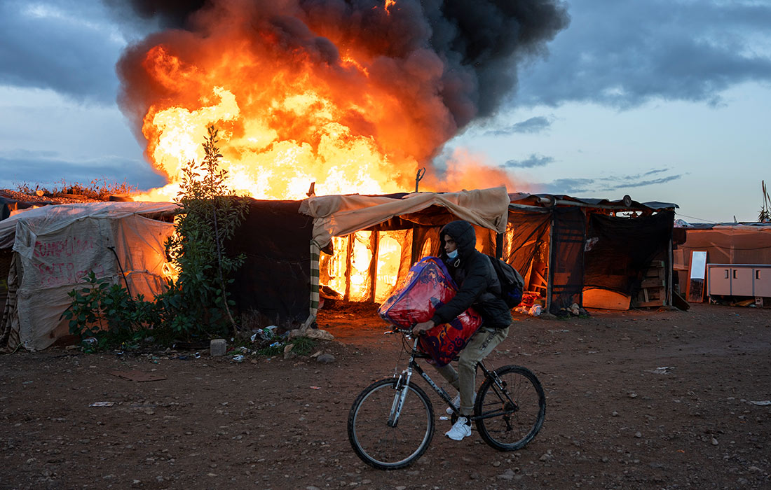 Пожар в лагере мигрантов в городе Нихар на юге Испании