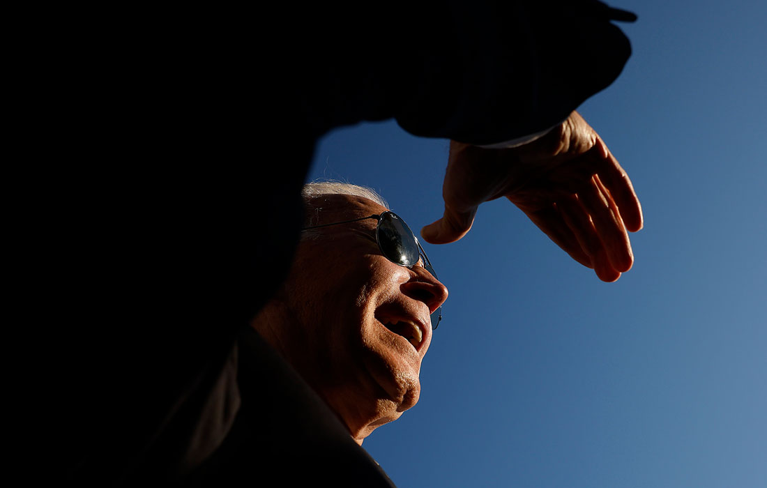 Президент США Джо Байден беседует с журналистами в Белом доме