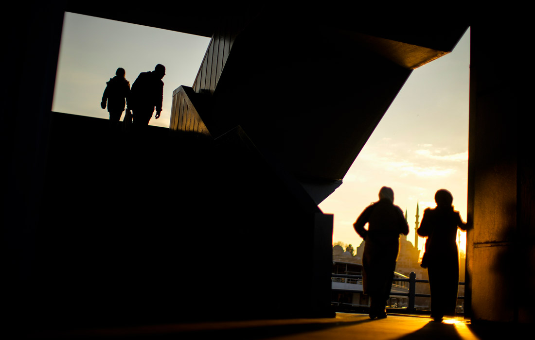 Жители Стамбула на Галатском мосту
