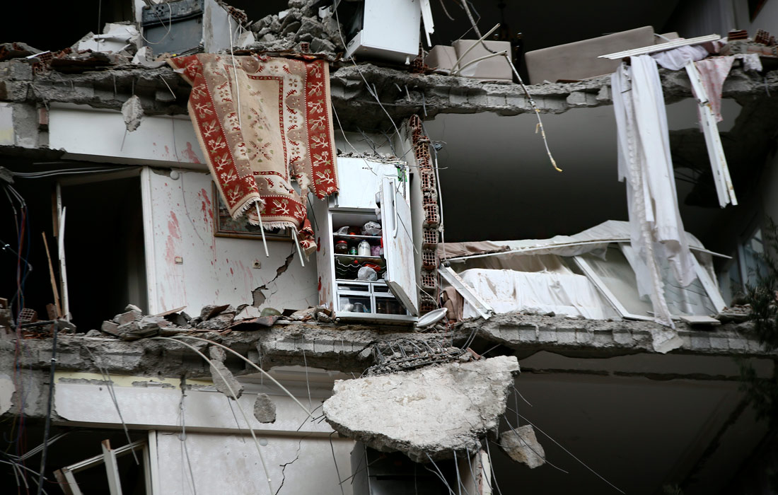 В результате землетрясения в Турции погибли почти 1500 человек