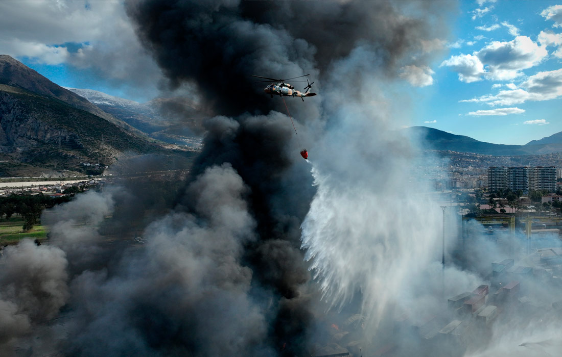 В Турции третьи сутки продолжают тушить пожар в порту Искендерун