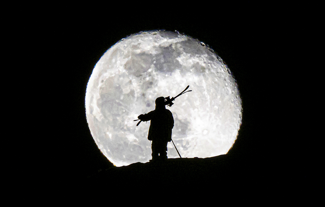 Восход луны в швейцарских Альпах