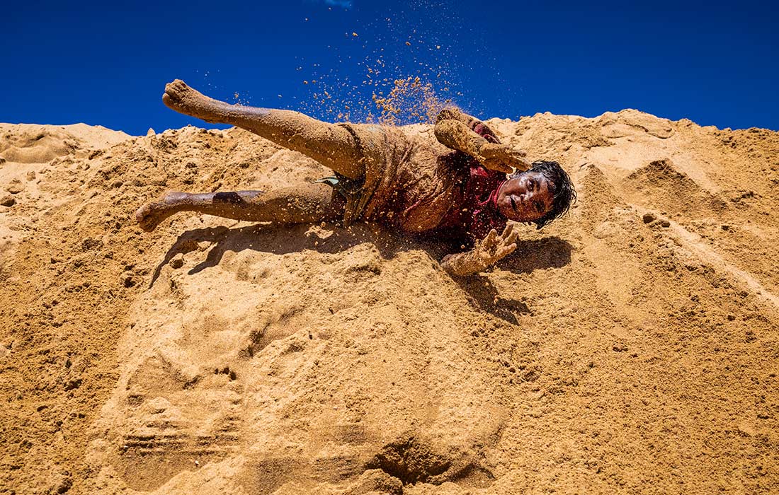 Дети коренных народов на пляже в Сиднее