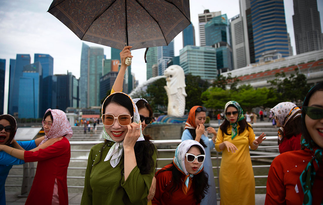 Экономика Сингапура выросла на 3,6 процента в 2022 году. На фото: туристы в парке Мерлион в Сингапуре.