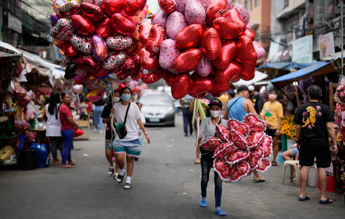 Женщины продают воздушные шары на рынке в Маниле, Филиппины