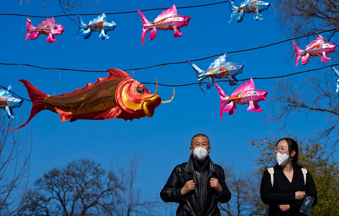 Горожане гуляют по пекинскому парку