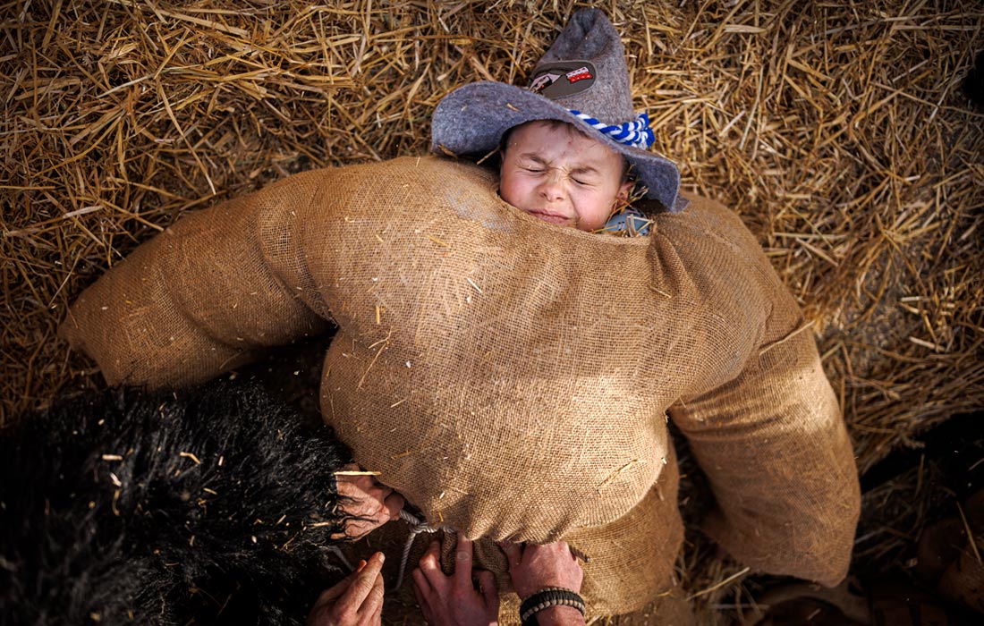 Подготовка к карнавальному шествию в Эволене, Швейцария