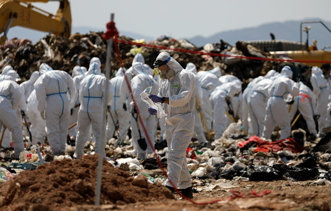 Поиски останков модели и светской львицы Эбби Чой в Гонконге. Об убийстве Чой стало известно на прошлой неделе. Часть останков уже нашли в съемной квартире в холодильнике и большой кастрюле.