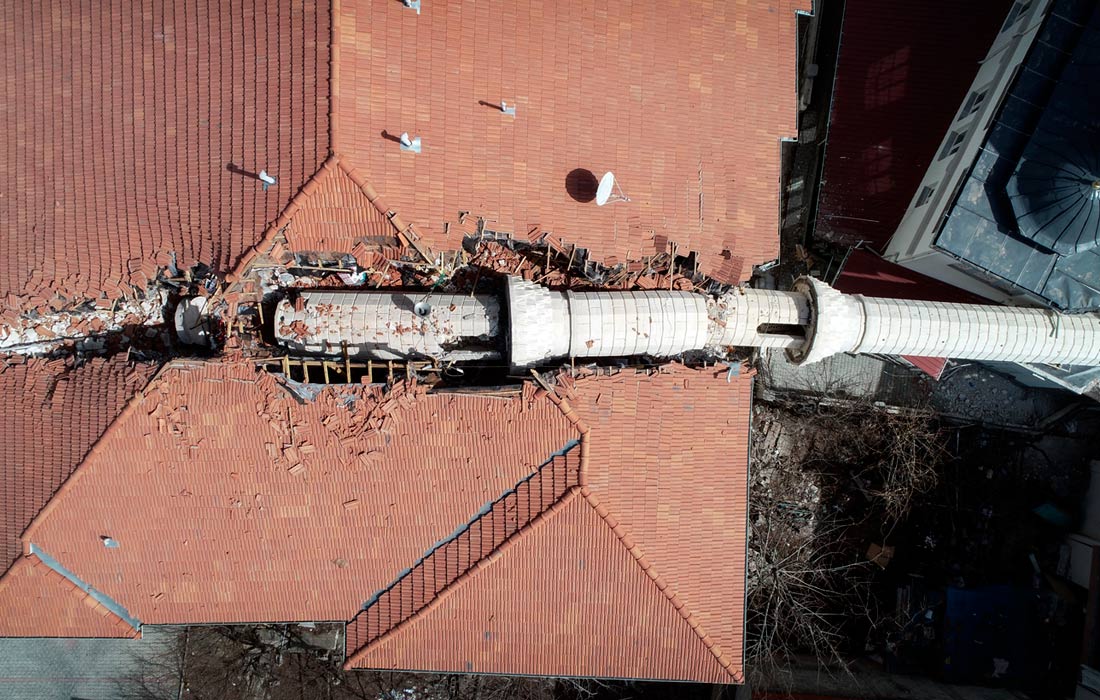 Минарет обрушился на здание после землетрясения в Адыямане, Турция