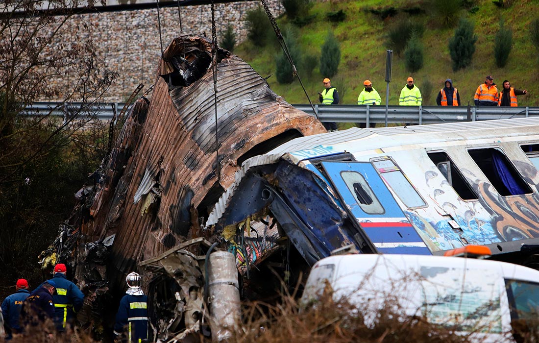 Поисково-спасательные работы на месте столкновения поездов продолжаются в Греции