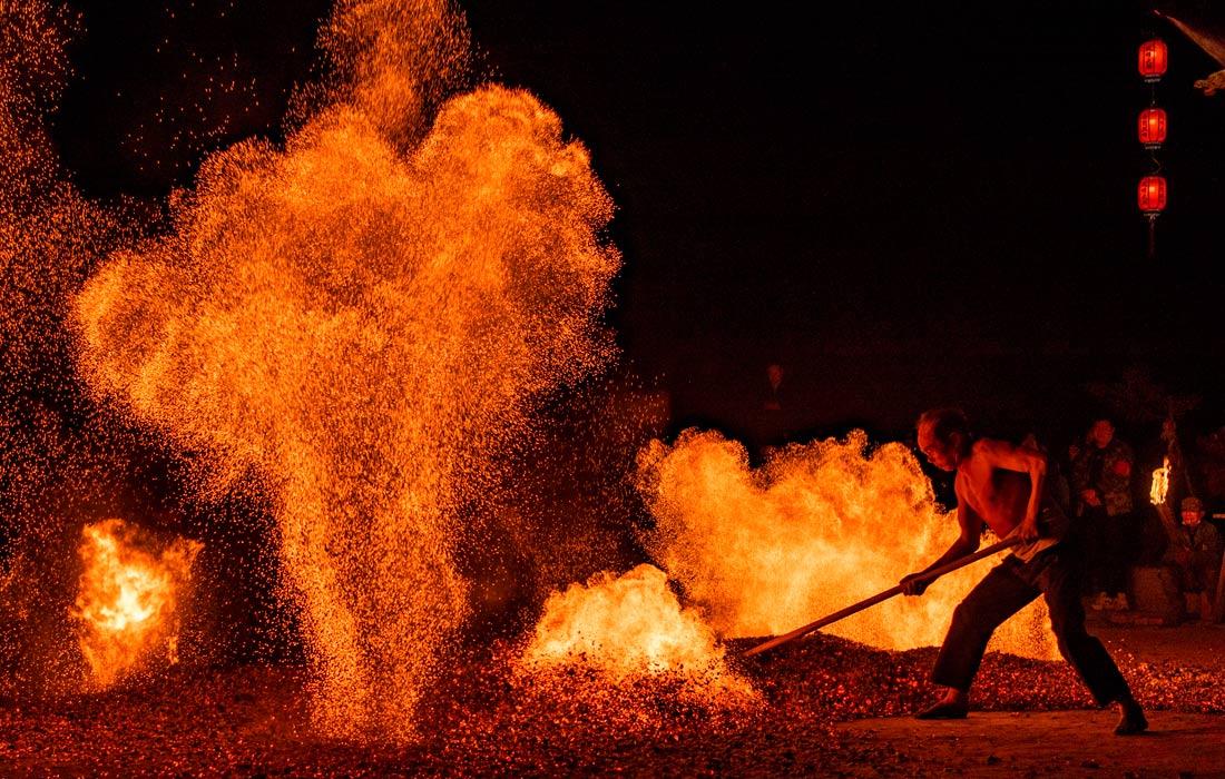 Церемония "хождения по огню" в китайском Цзиньхуа