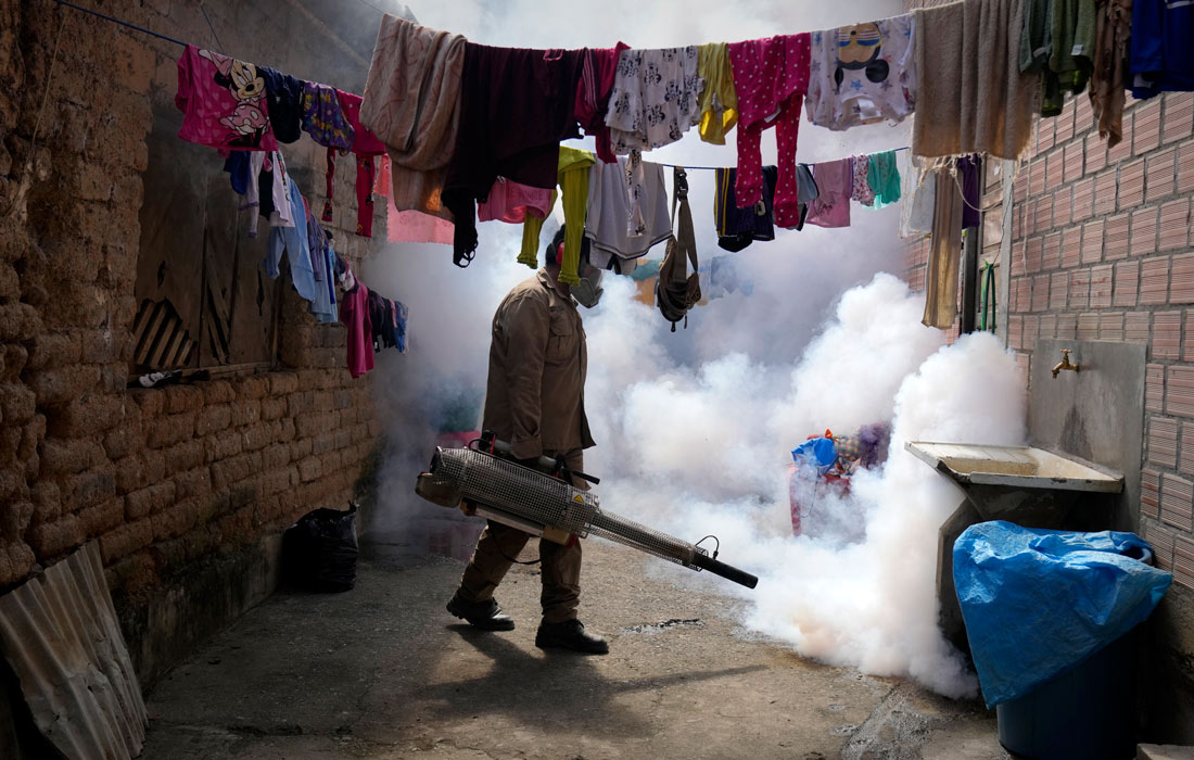 В боливийском городе Каранави проходит дезинфекция улиц в рамках борьбы с лихорадкой Денге