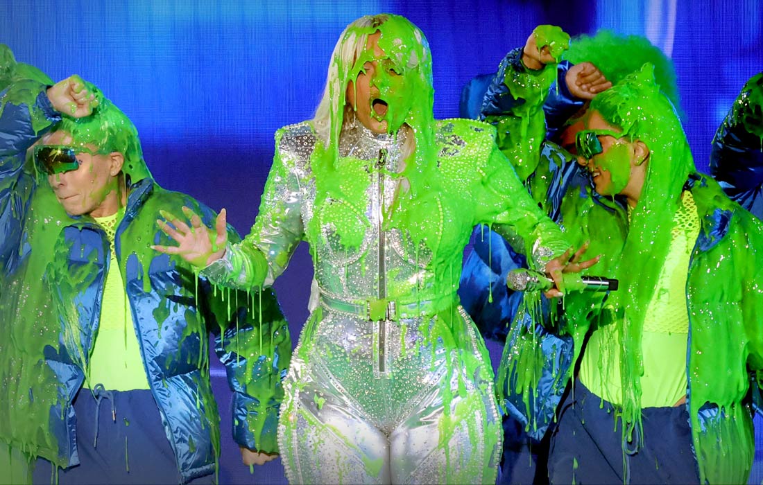 В Лос-Анджелесе прошла ежегодная премия Kids' Choice Awards, организатором которой выступает детский телеканал Nickelodeon, а лауреатов выбирают юные зрители канала. Гостей премии традиционно обливают зеленой слизью. На фото: певица Биби Рекса.