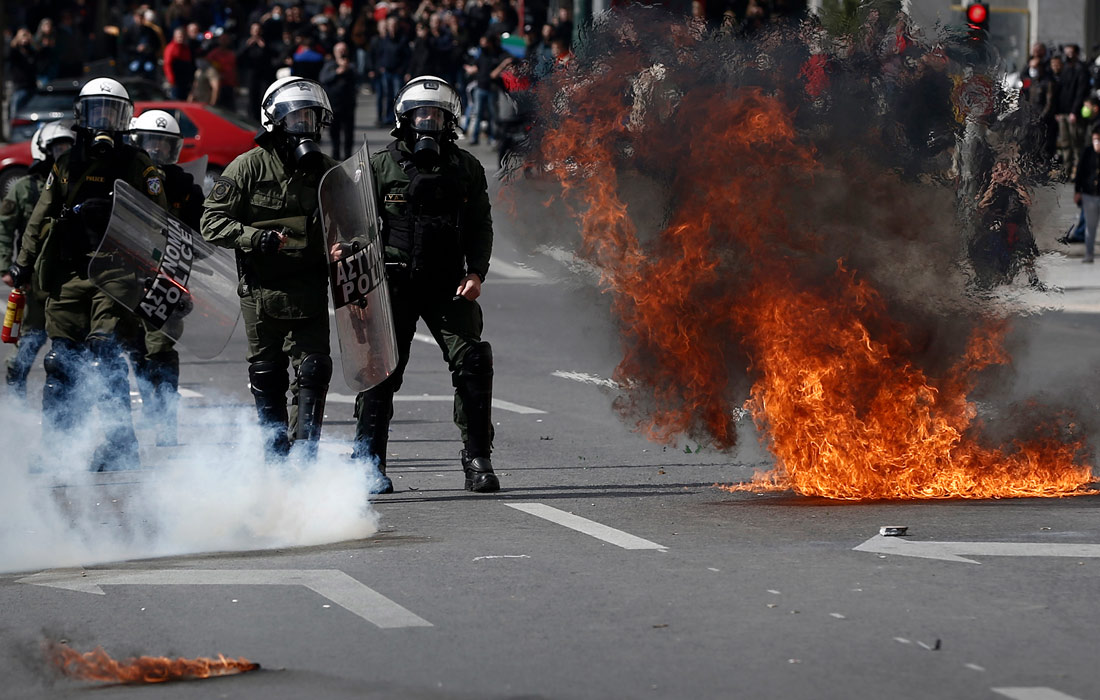 Полиция и манифестанты, требующие наказать виновных в крупнейшей в истории Греции железнодорожной катастрофе, в воскресенье вступили в столкновения в Афинах у здания парламента