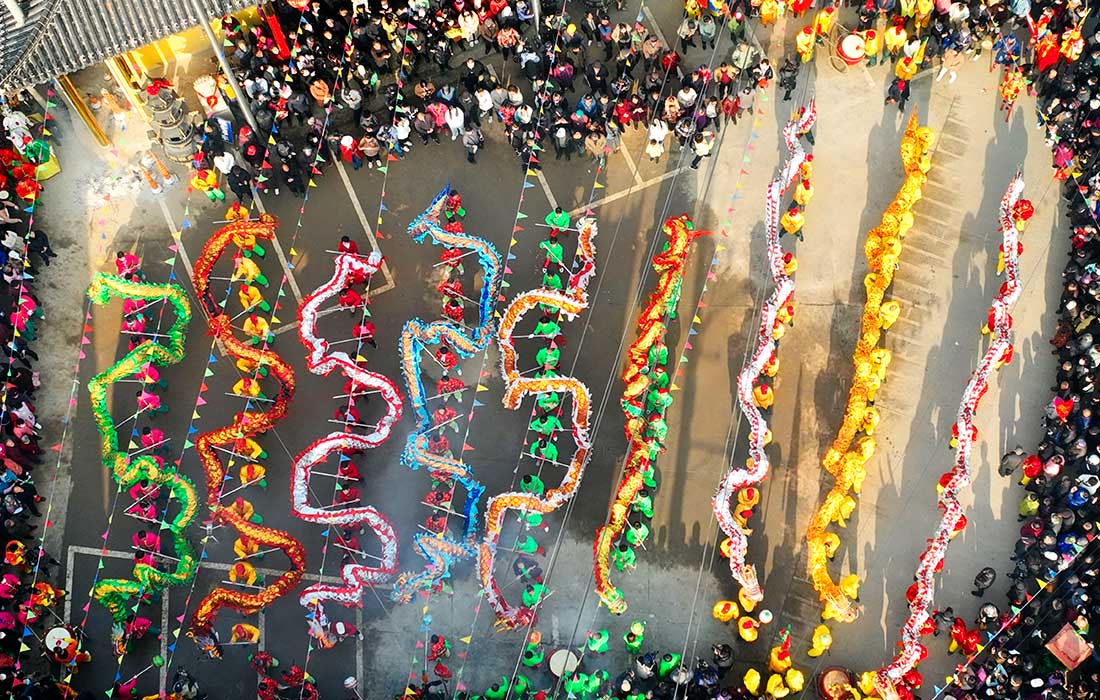 Жители деревни исполняют танец дракона в китайском Тайчжоу