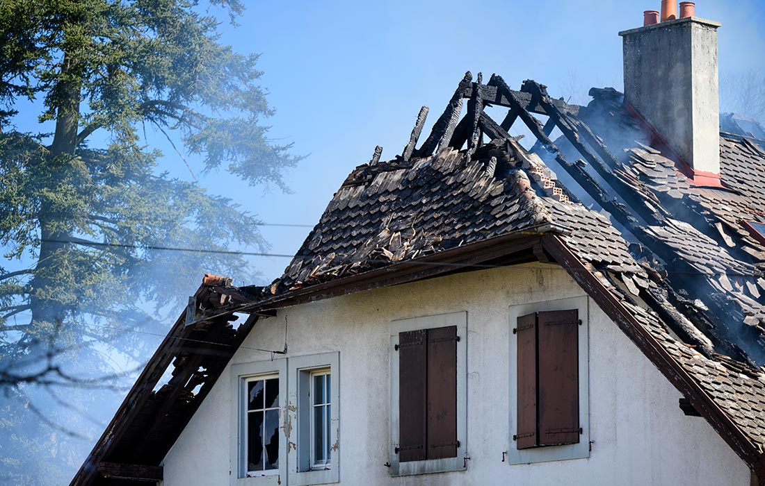 Вилла загорелась после взрыва в Ивердон-ле-Бен в Швейцарии. По данным полиции Водуа, на вилле, которая загорелась после взрыва, было обнаружено несколько тел.