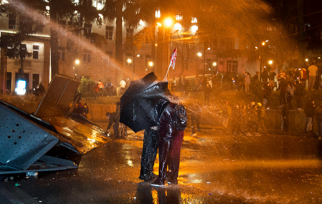 После протестов в Тбилиси парламент объявил об отзыве законопроекта об иноагентах. Вечером в четверг протестующие собрались вновь с требованием законодательно оформить отзыв законопроекта и освободить всех задержанных на акциях.