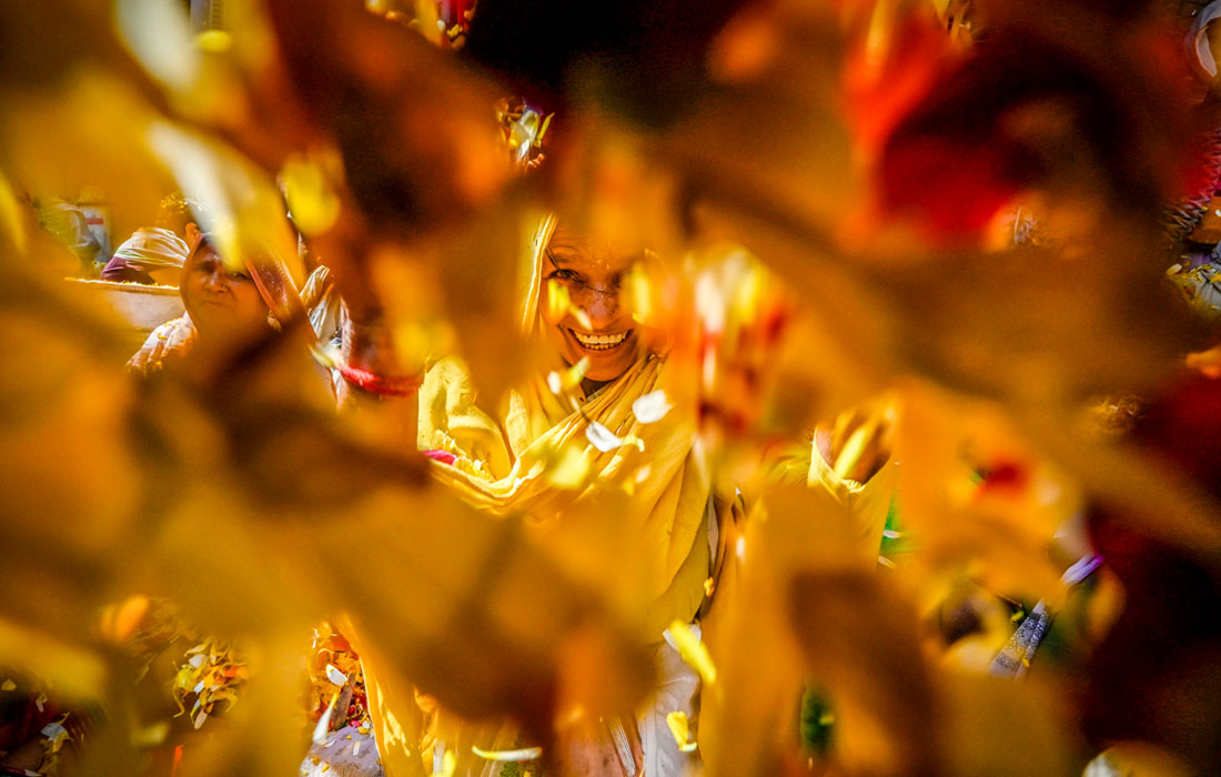 Индийские вдовы из города Вриндаван разбрасывают лепестки цветов в знак начала весеннего сезона