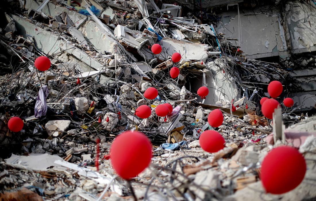 Красные воздушные шары в память о детях, погибших в результате землетрясения в Хатае, Турция