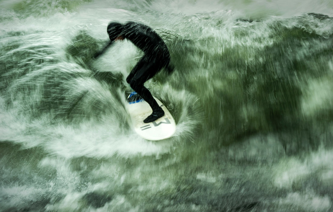 Серфинг в Английском саду Мюнхена