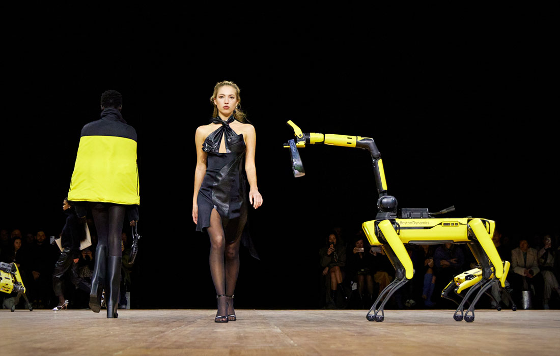Показ бренда Coperni с участием собак-роботов на Неделе моды в Париже