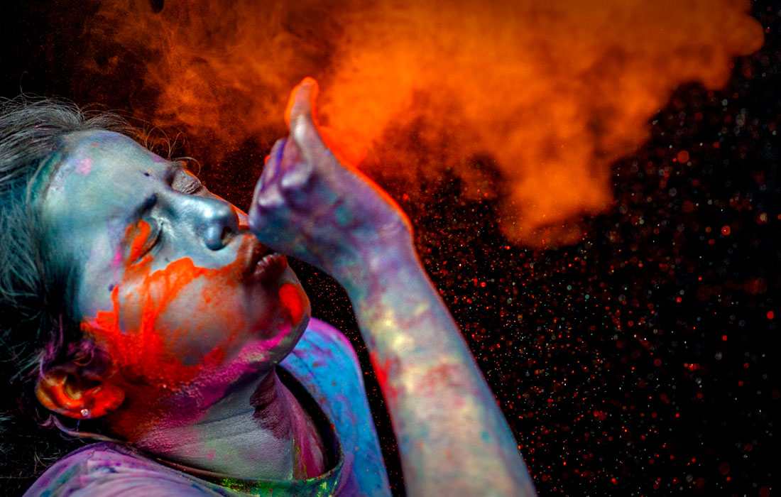 Празднование фестиваля красок Холи в Дакке, Бангладеш