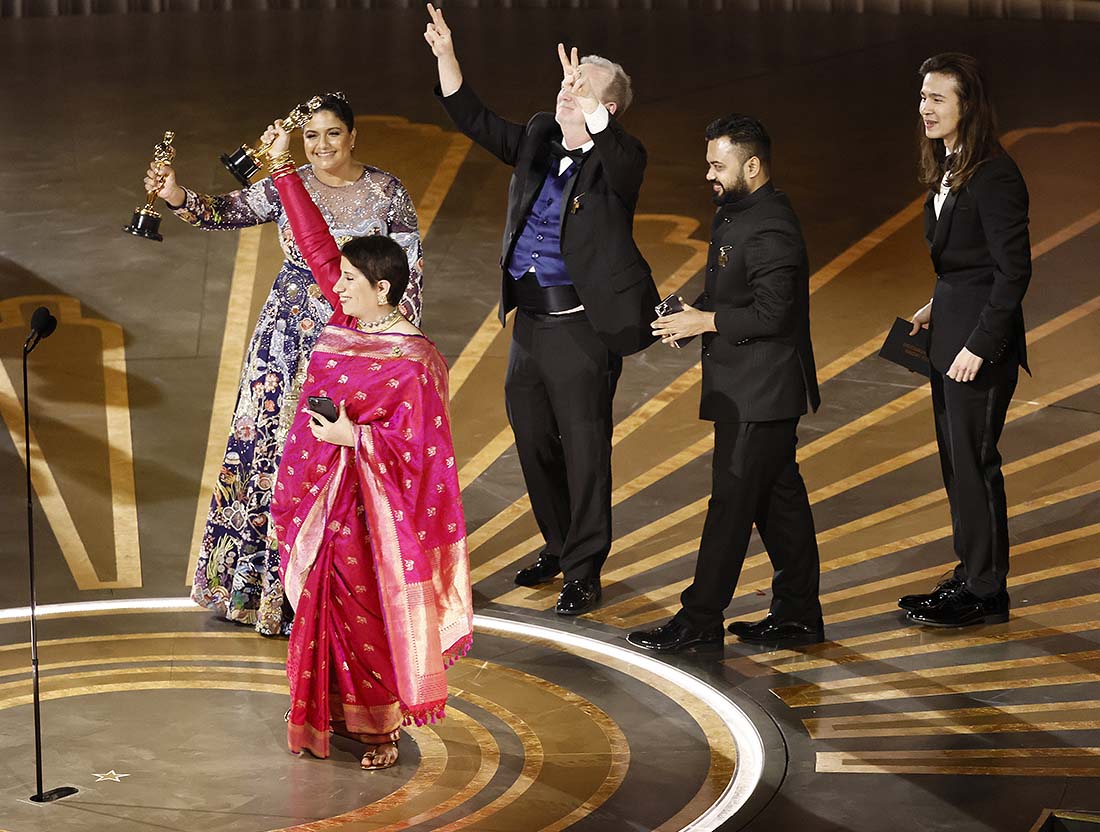 Режиссер Картики Гонсалвес и продюсер Гутит Монга получили награду за документальную короткометражку "Заклинатели слонов"