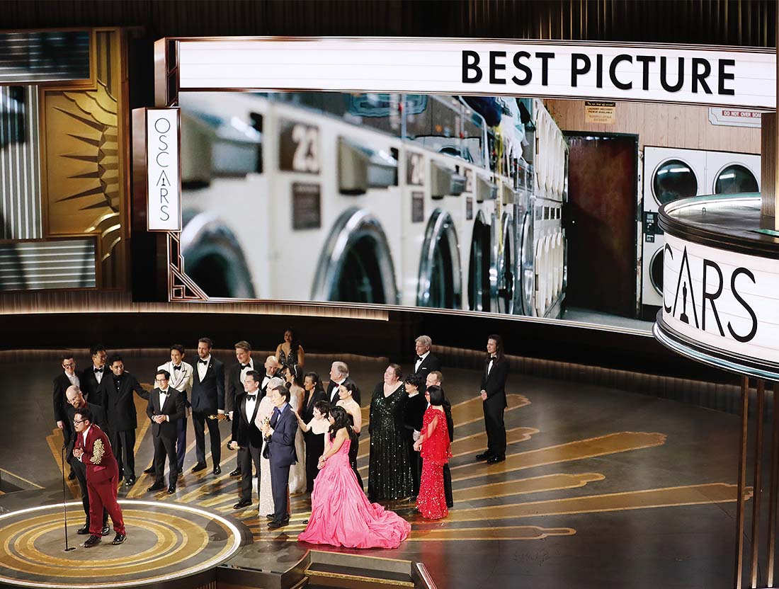 Кинокартина "Все везде и сразу" режиссеров Дэна Квана и Дэниэла Шайнерта стала обладателем "Оскара" в номинации "Лучший фильм".