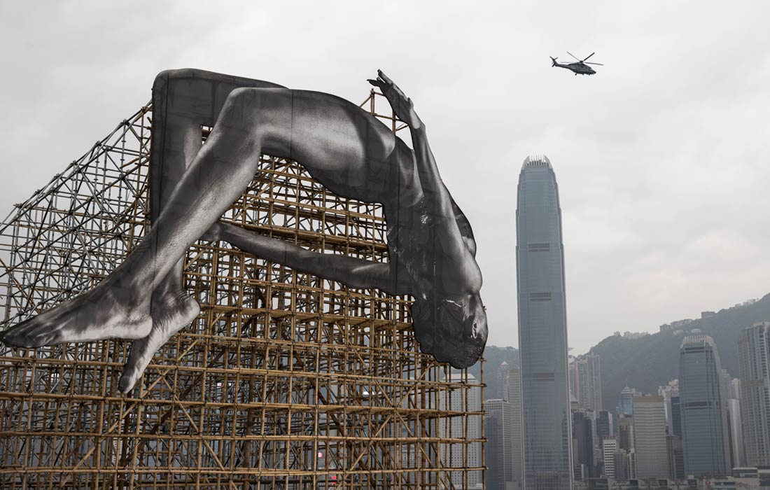 Гигантская инсталляция французского уличного художника и фотографа JR в Гонконге