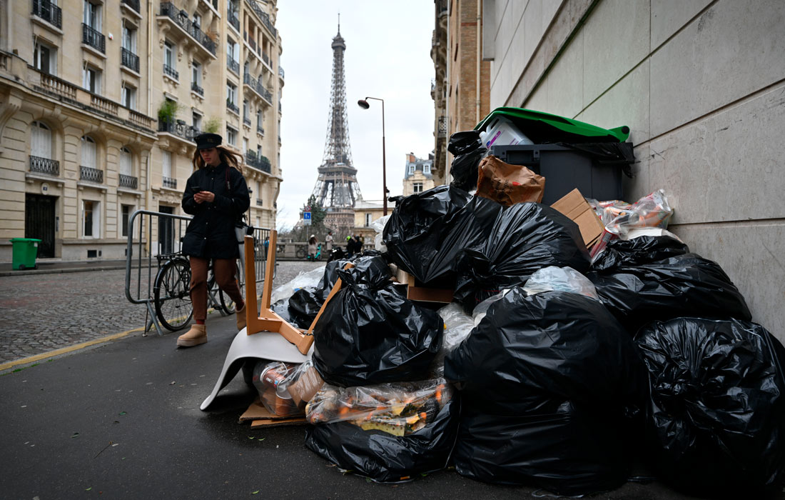 Eiffel Tower in Paris Evacuated After Security Alert - Bloomberg