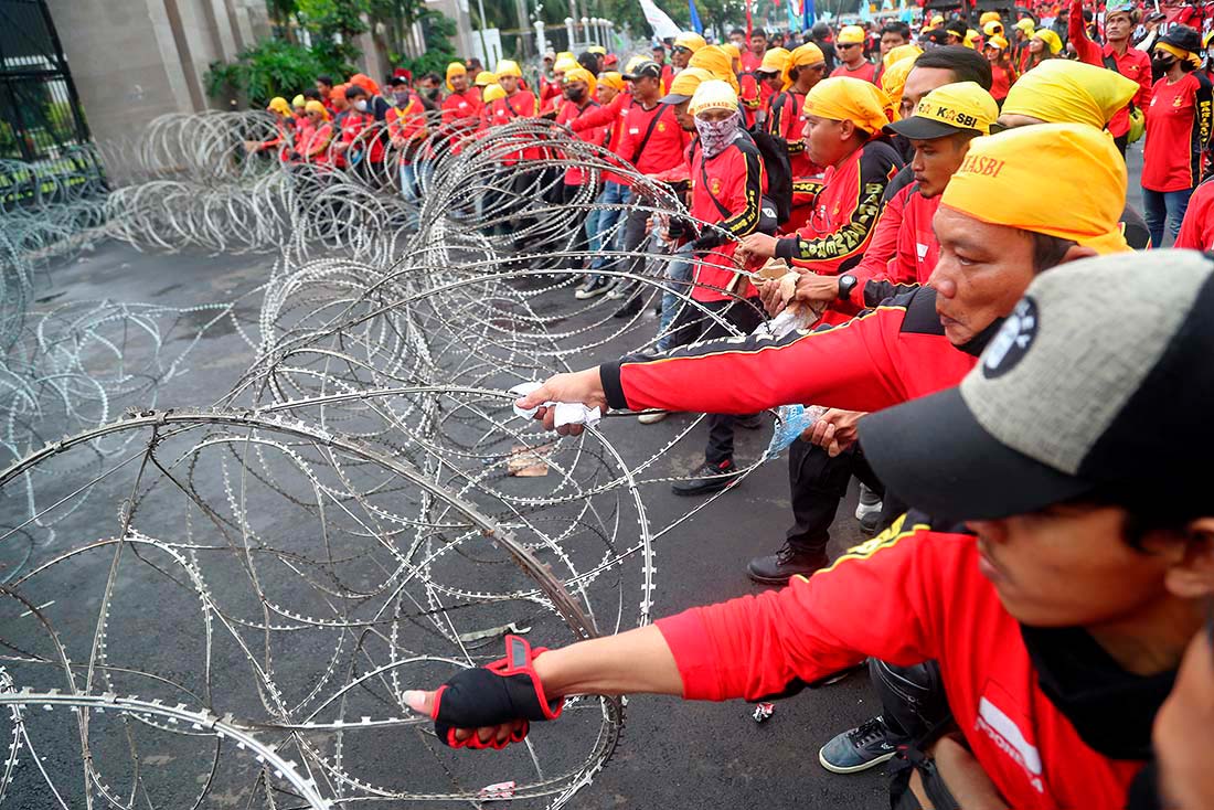 В Индонезии рабочие вышли протестовать против изменения трудового законодательства