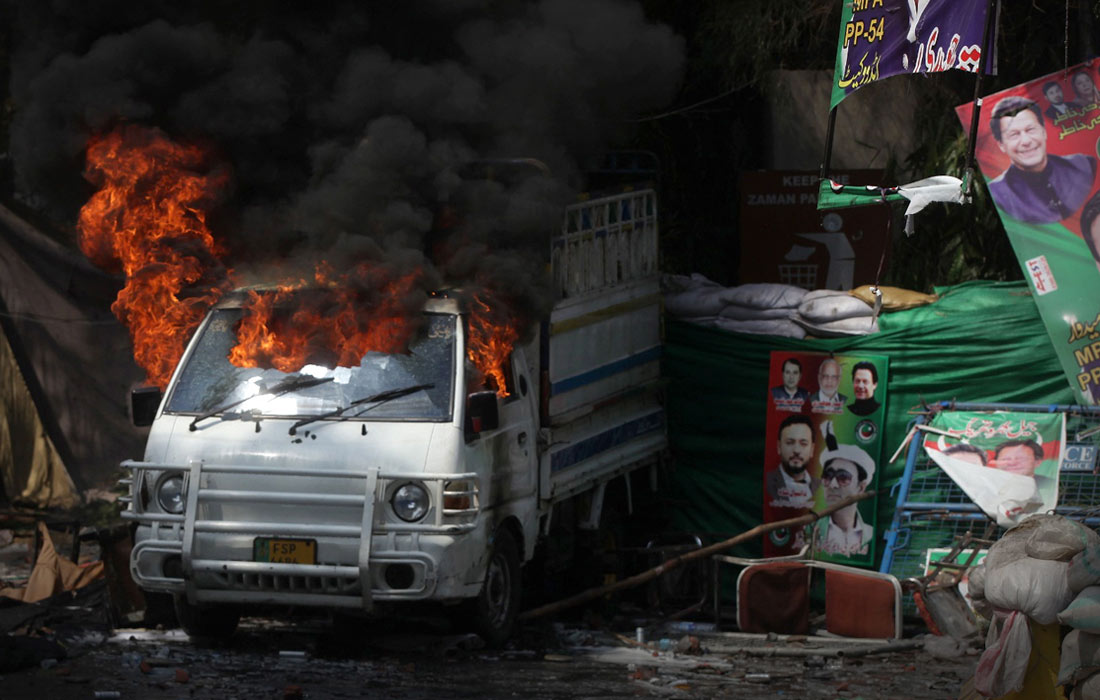 В Лахоре возобновились столкновения сторонников экс-премьера Пакистана Имрана Хана с полицией