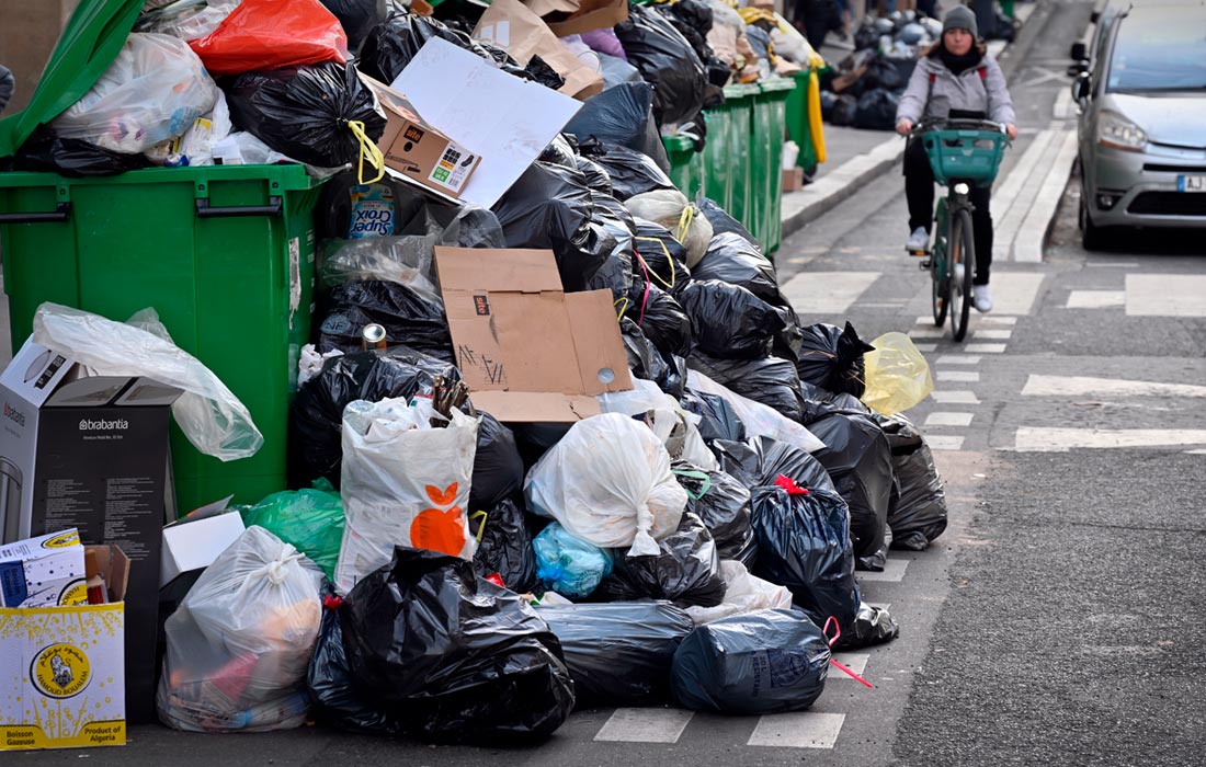 В Париже из-за забастовок скапливается мусор