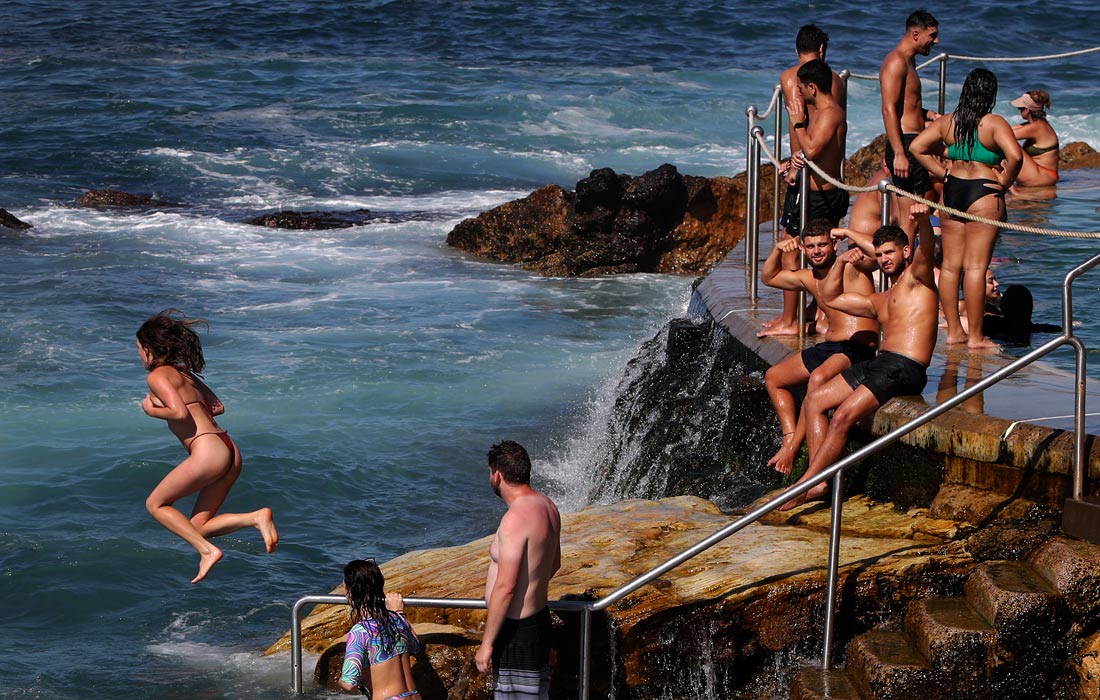 Жители Сиднея отдыхают на пляже Бронте