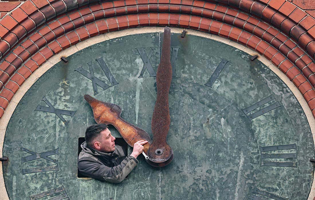 Башенные часы в Евангелической церкви Мира Грюнау ремонтируют в Берлине