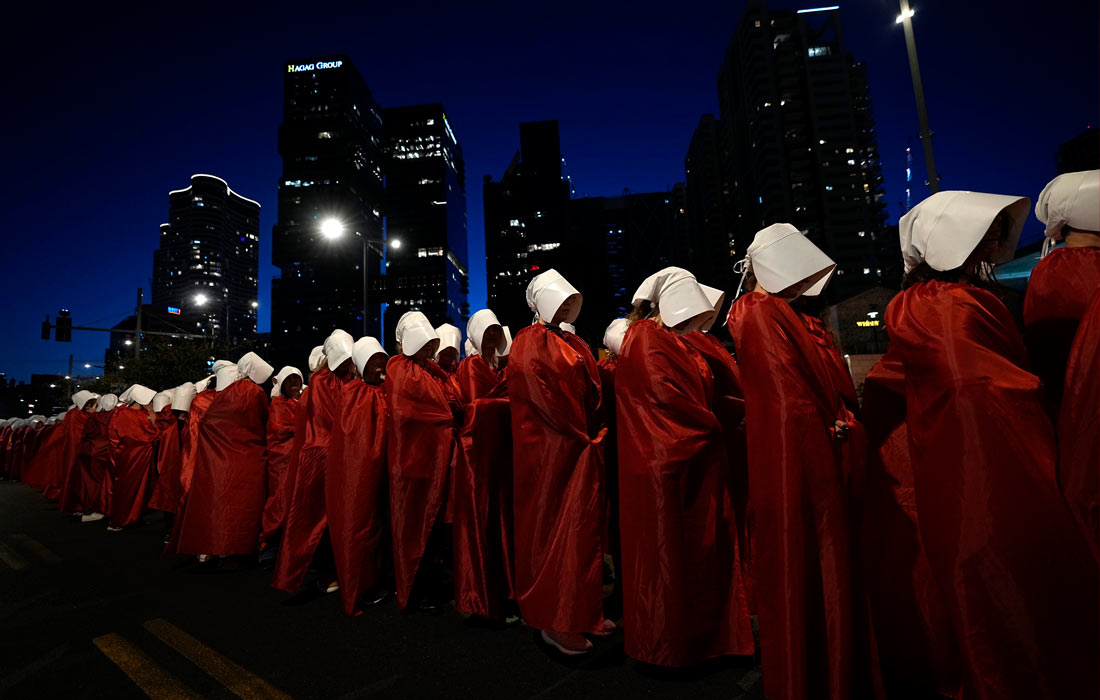 Израильские активистки по защите прав женщин протестуют против судебной реформы в Тель-Авиве