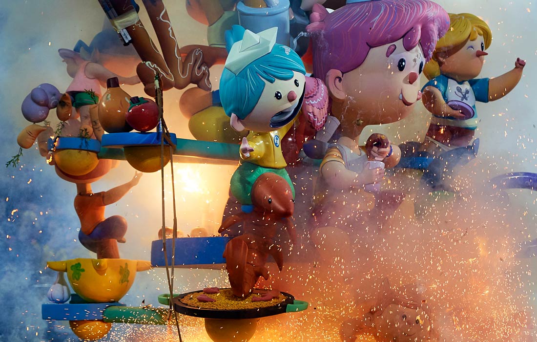 Праздник весны и огня Лас Фальяс в Валенсии на востоке Испании