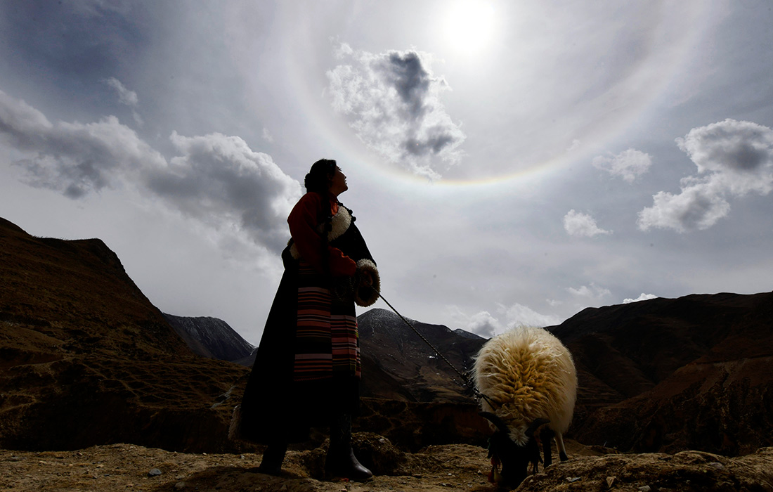 Солнечное гало в тибетском Лхасе